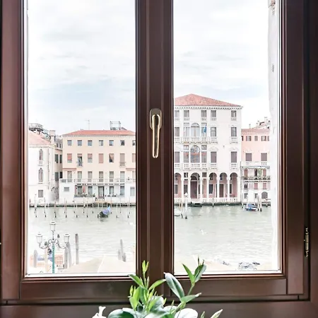 Domus Al Canal Grande * البندقية